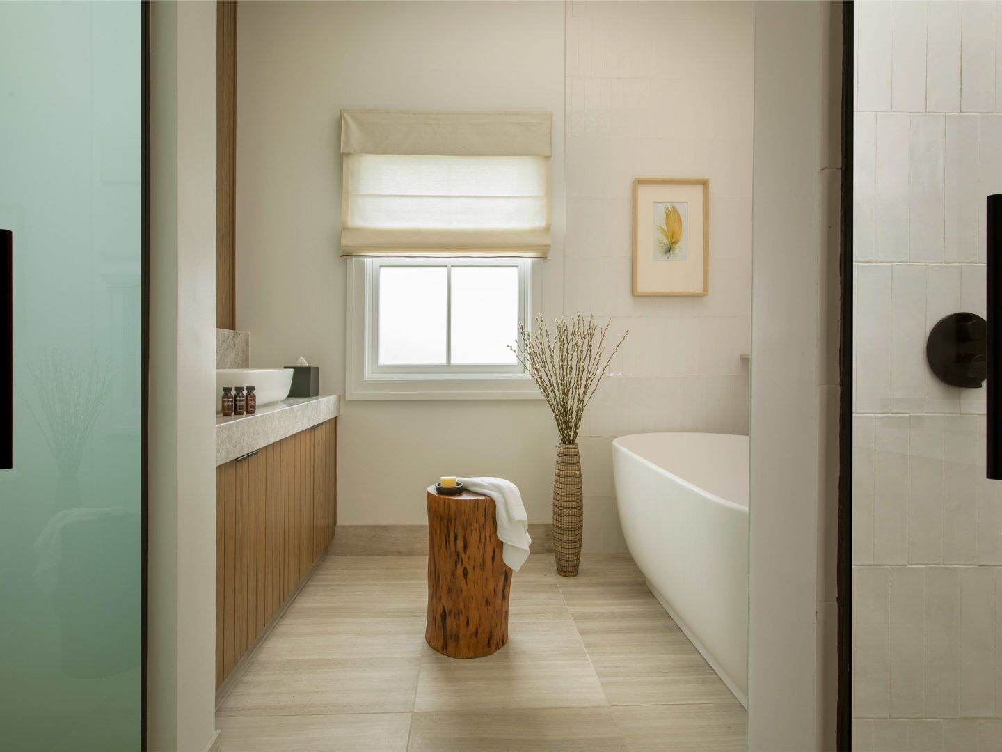 Deluxe guestroom bathroom with tub