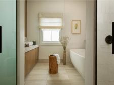 Deluxe guestroom bathroom with tub
