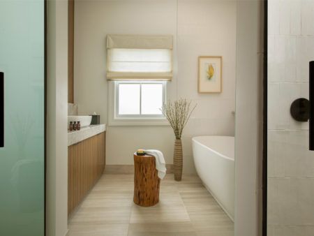 Deluxe guestroom bathroom with tub