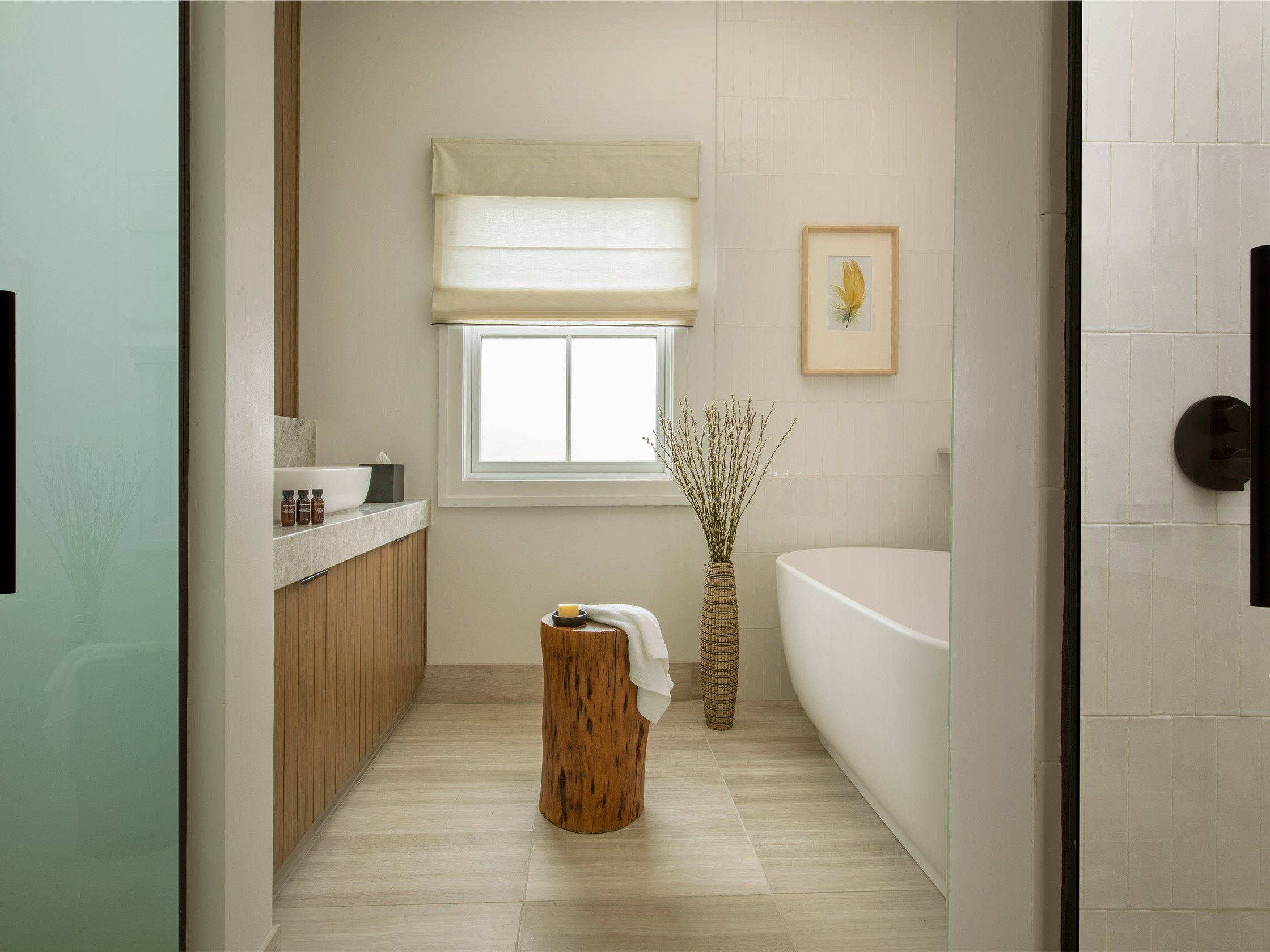 Deluxe guestroom bathroom with tub